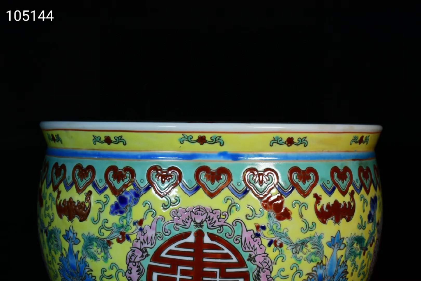 旧藏大清乾隆年制珐琅彩寿字卷缸一对 旧藏大清乾隆年制珐琅彩寿字卷缸一对