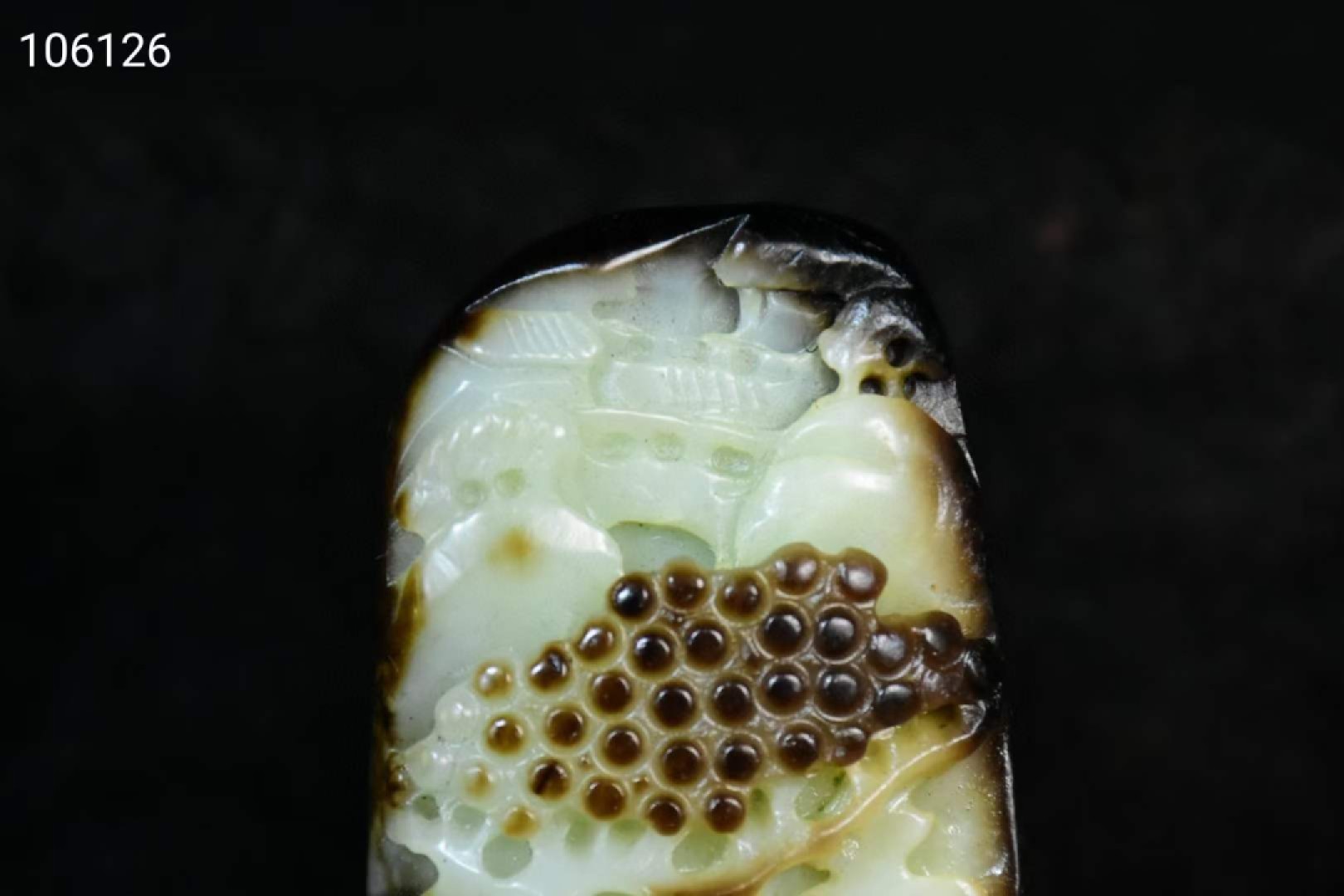 旧藏新疆和田玉籽料黑皮原石雕刻山水人物挂件，玉质细腻油润，雕刻精细，纯手工雕刻，深浮雕工艺，品相完美如图