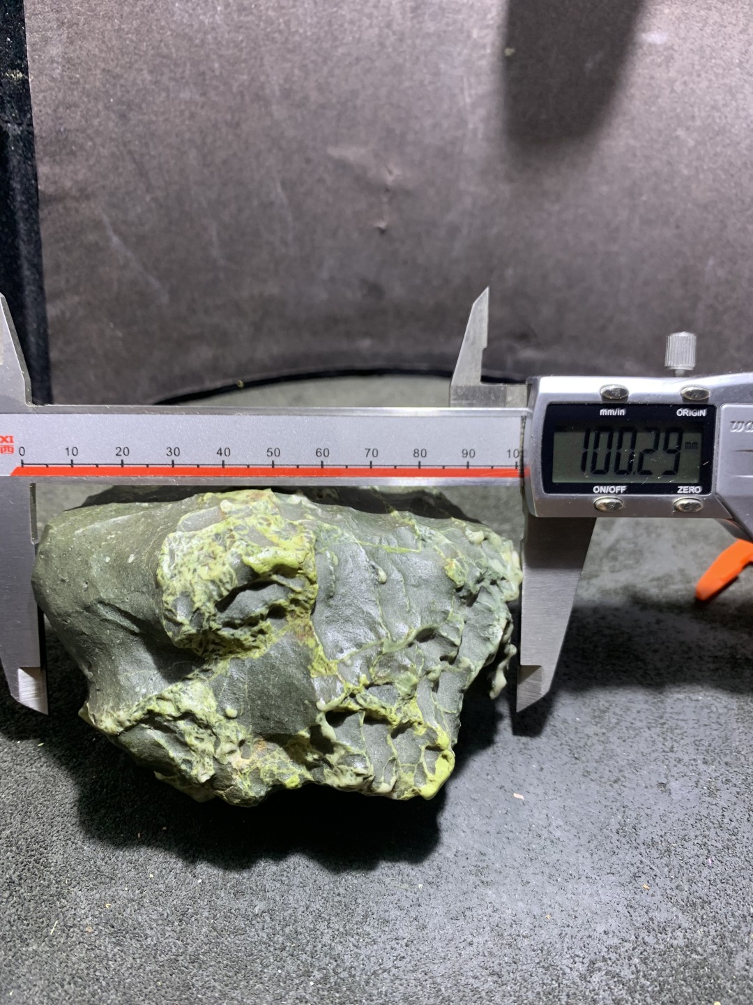 精美戈壁绿风凌石原石摆件.（把件）一块，