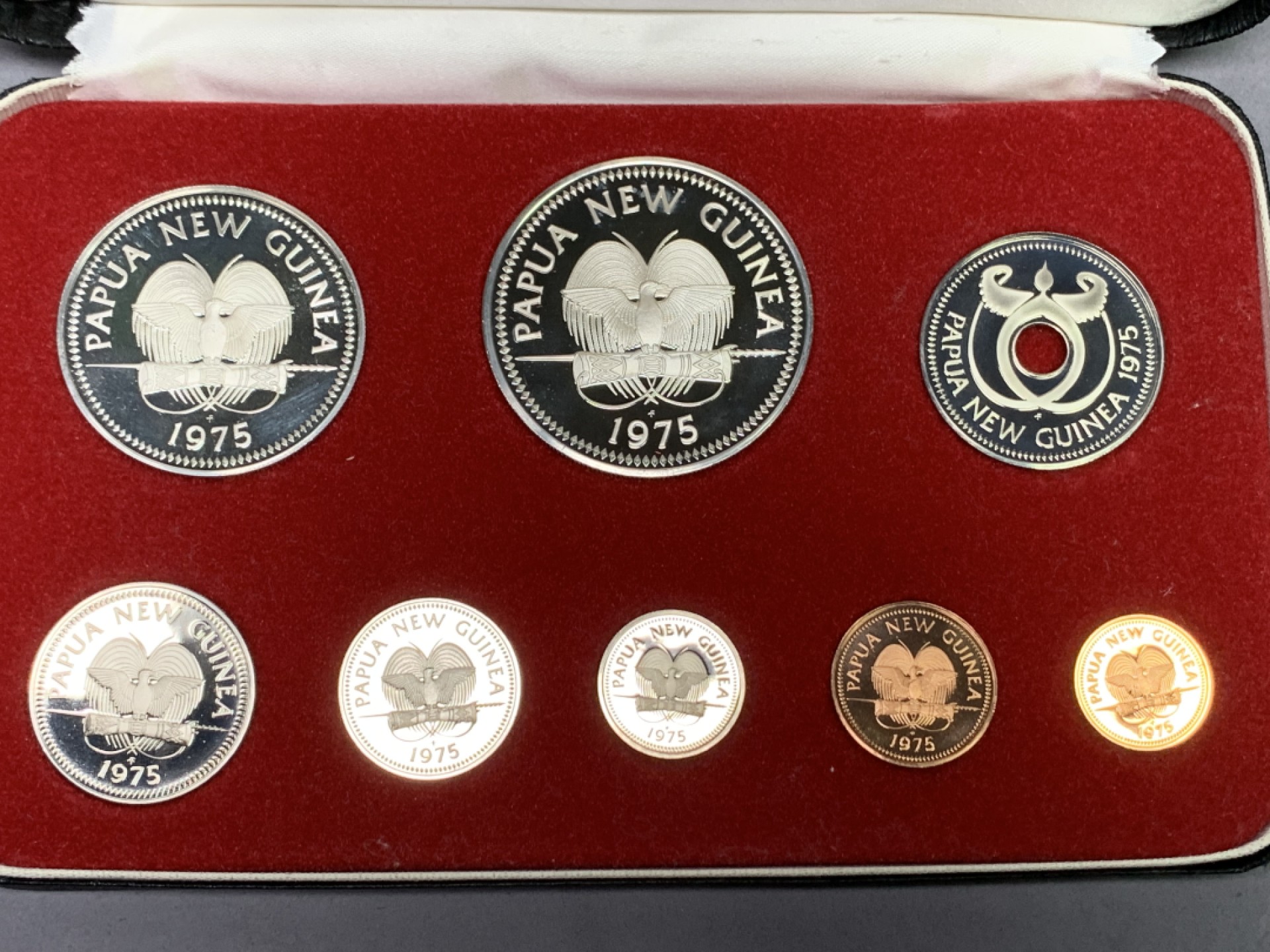 《竞宝斋》第151场-周日，周一，周四 3场 (全场包邮) 原盒 巴布亚新几内亚 1975年 八枚套 其中5和10元是大银币