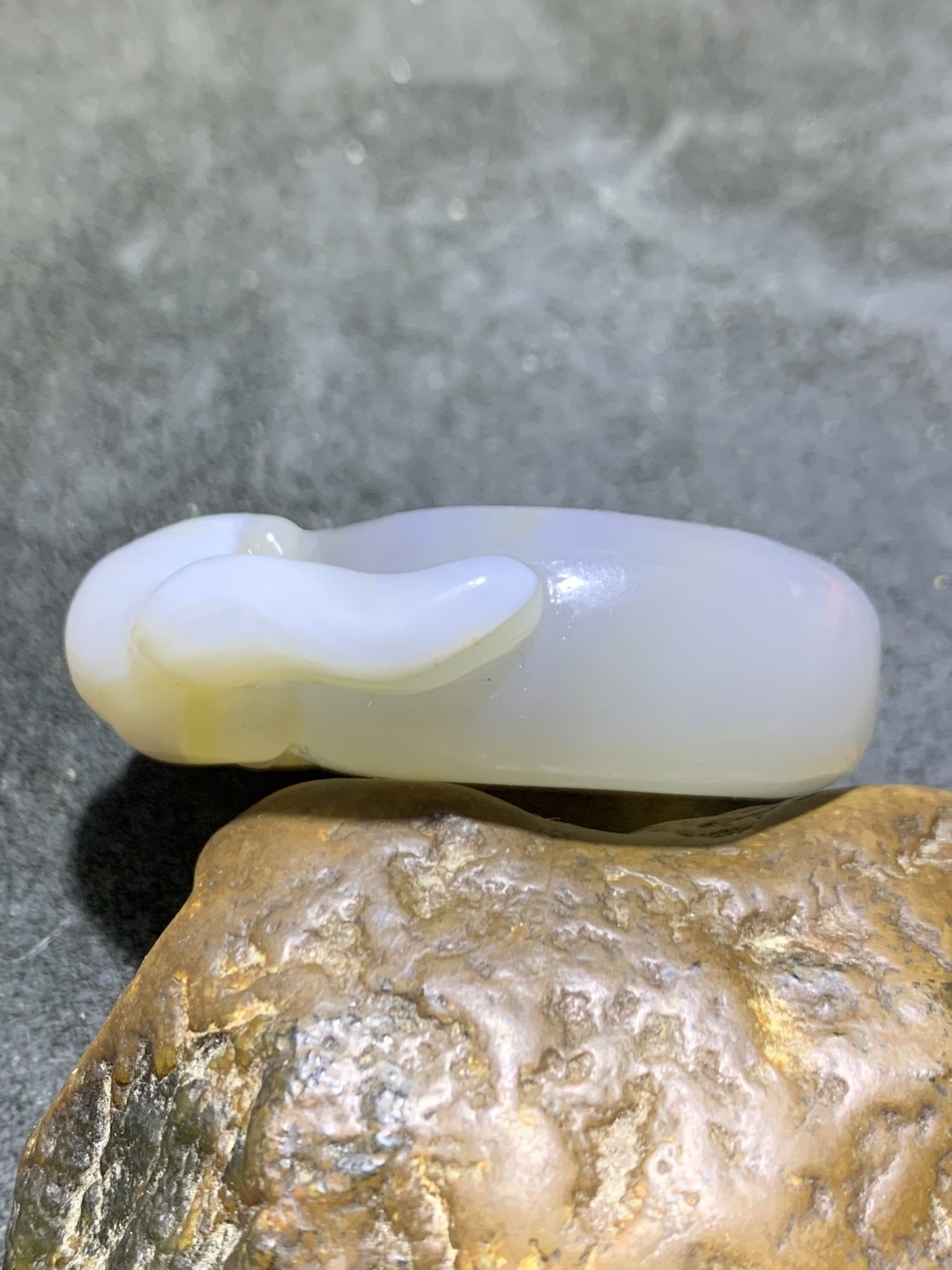 精美高玉化巴西俏色巧雕白狐大平安扣一个，