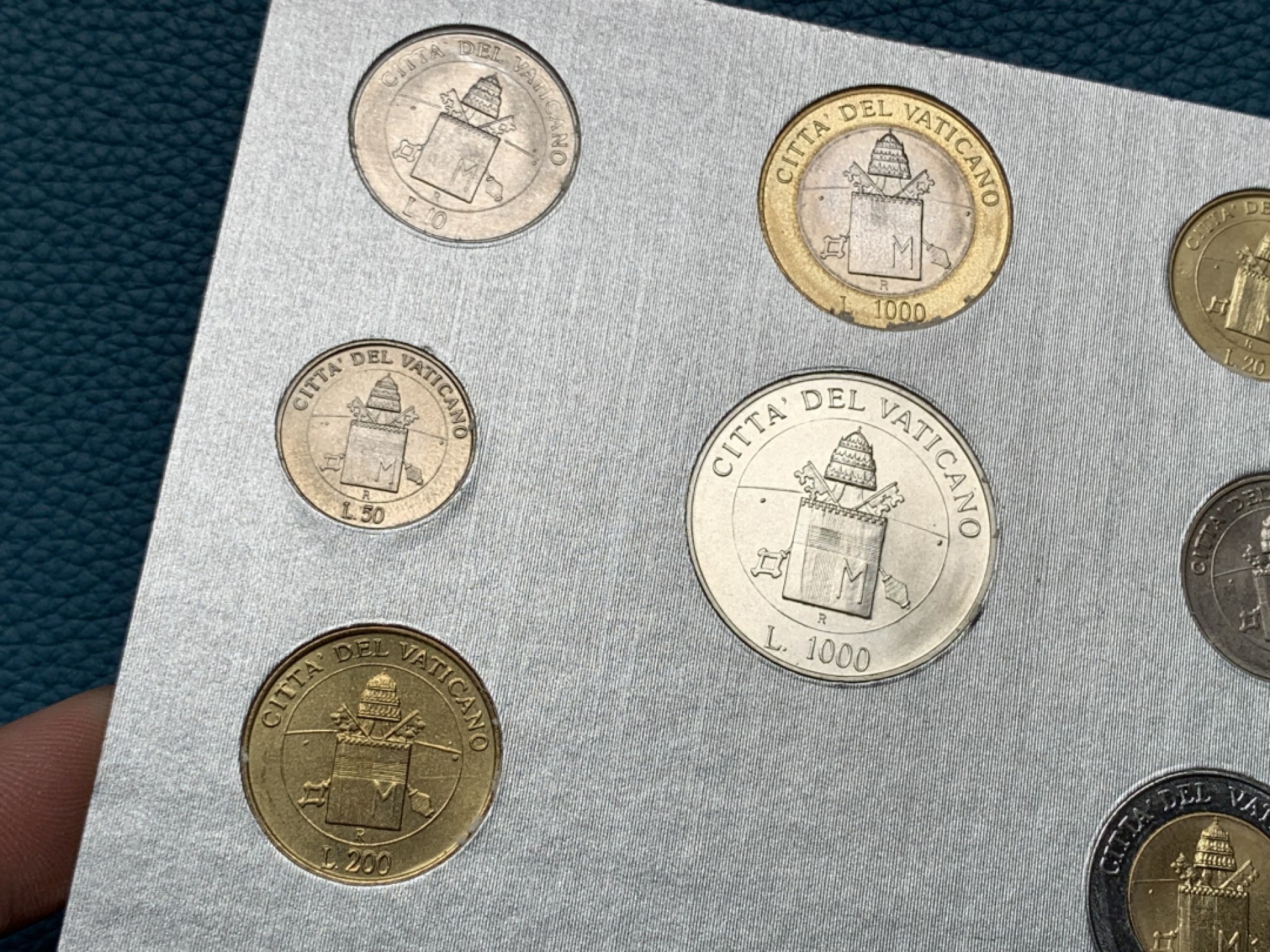 《竞宝斋》第151场-周日，周一，周四 3场 (全场包邮) 卡装 梵蒂冈2000年 千禧年纪念 八枚套 其中1000里拉是银币