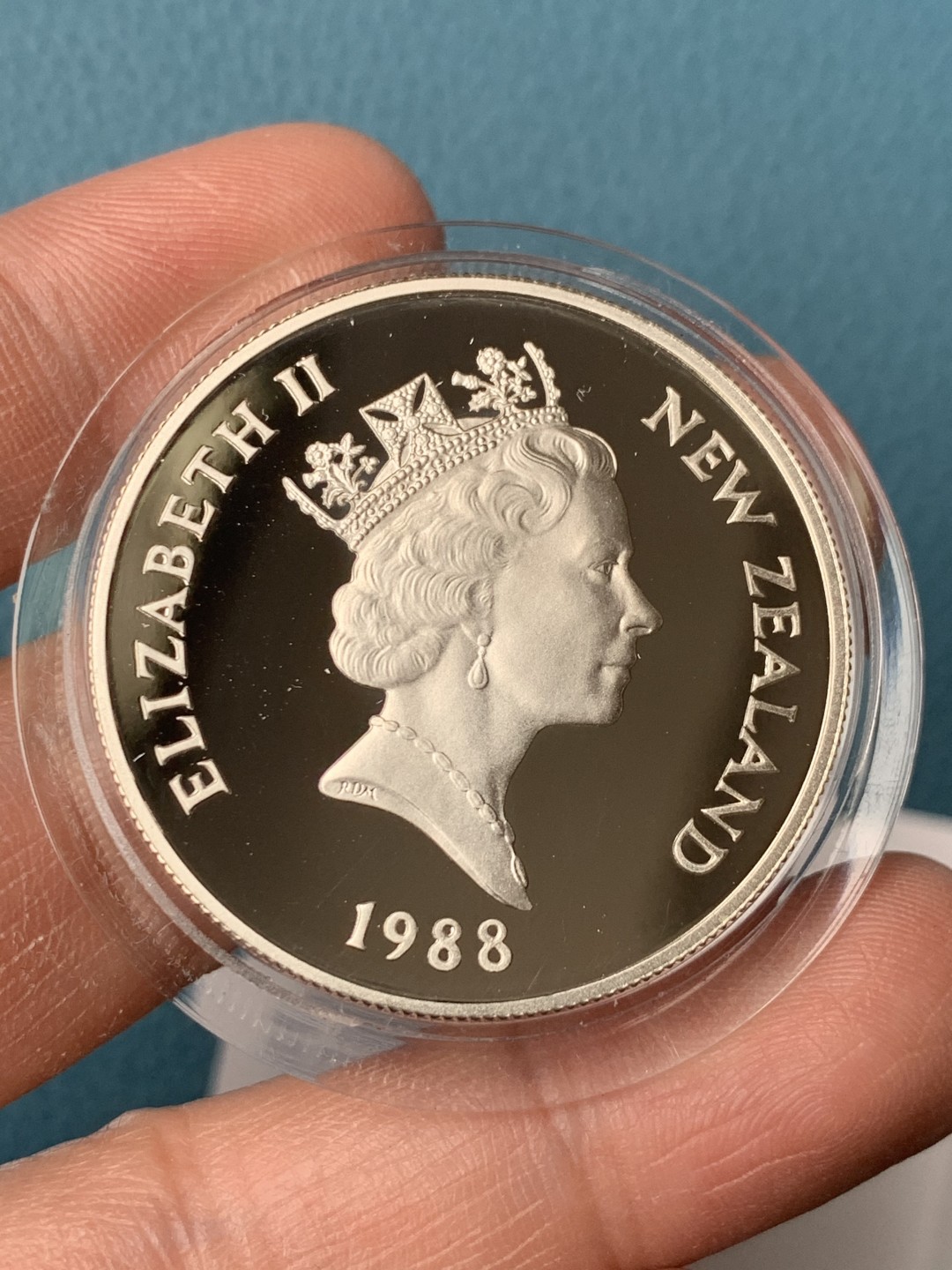 《竞宝斋》第151场-周日，周一，周四 3场 (全场包邮) 原盒 新西兰1988年 企鹅1元 精制大银币 27.216克 92.5%含银 发行量9500枚