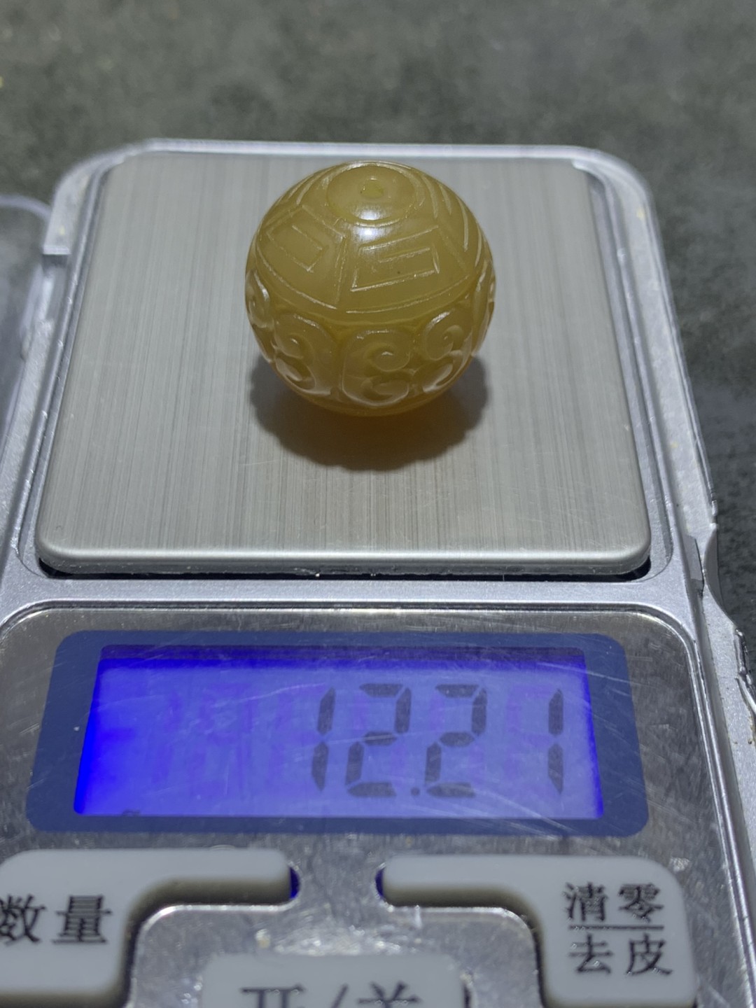 精美高润度冻料飘金沙蒙料战国红雕刻2.1回纹珠子一颗，
