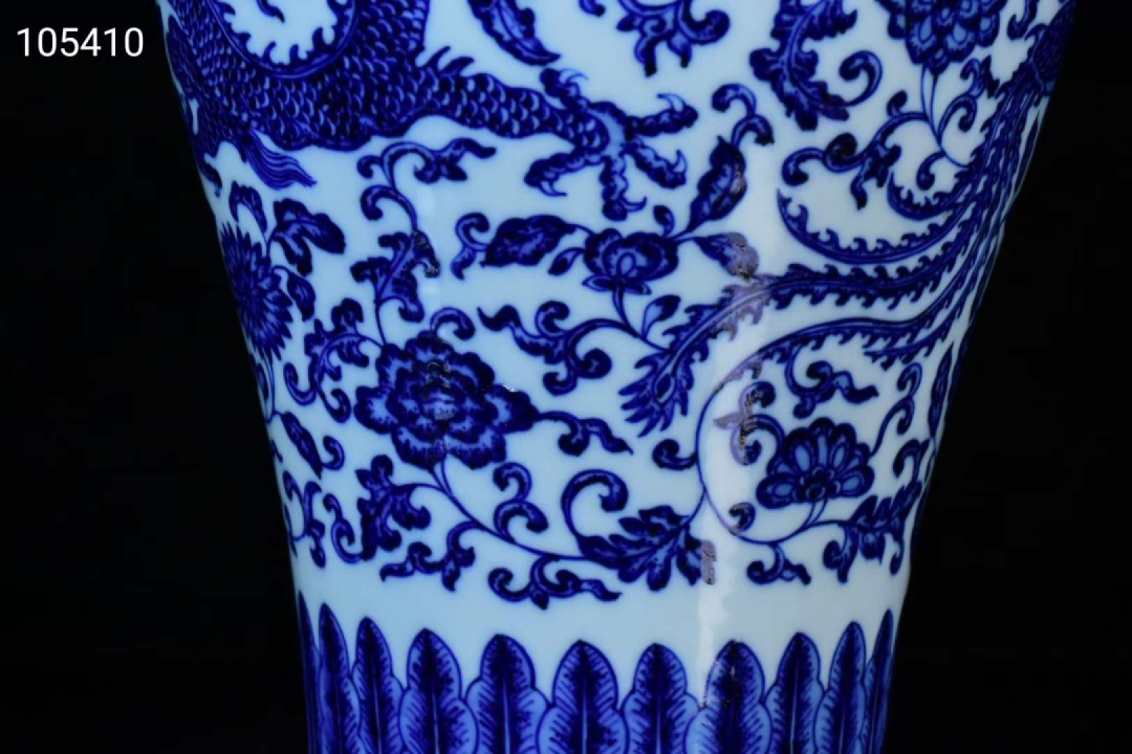 旧藏大清乾隆年制青花龙纹梅瓶，器型规整精致，青花发色深沉纯正，纯手绘画工，品相完美如图 旧藏大清乾隆年制青花龙纹梅瓶，器型规整精致，青花发色深沉纯正，纯手绘画工，品相完美如图