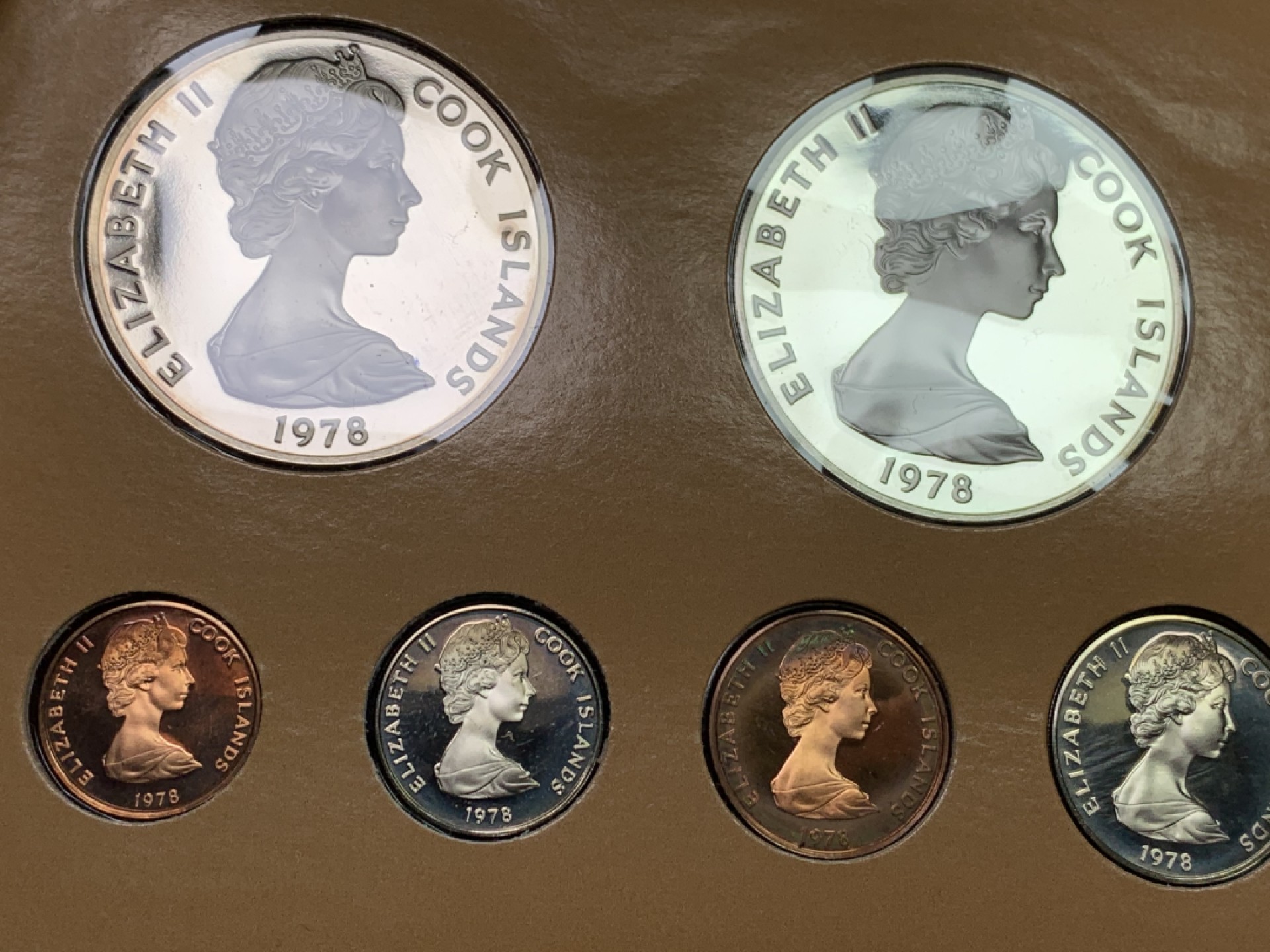 《竞宝斋》第151场-周日，周一，周四 3场 (全场包邮) 原盒 库克群岛1978年 八枚套精制币 其中最大的五元是大银币