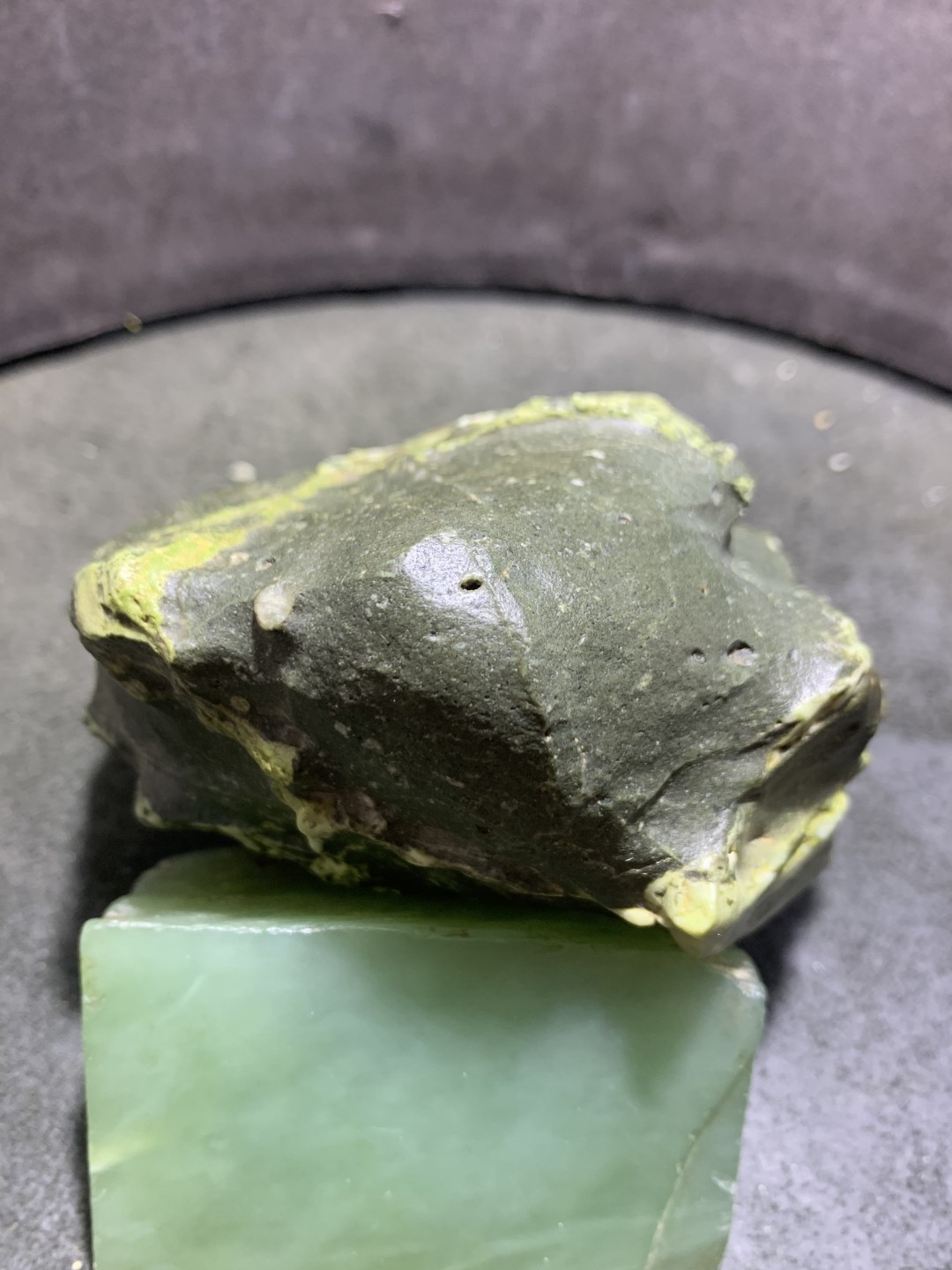 精美戈壁绿风凌石原石摆件.（把件）一块，