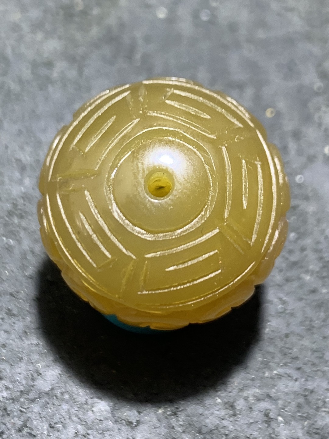精美高润度冻料飘金沙蒙料战国红雕刻2.1回纹珠子一颗，