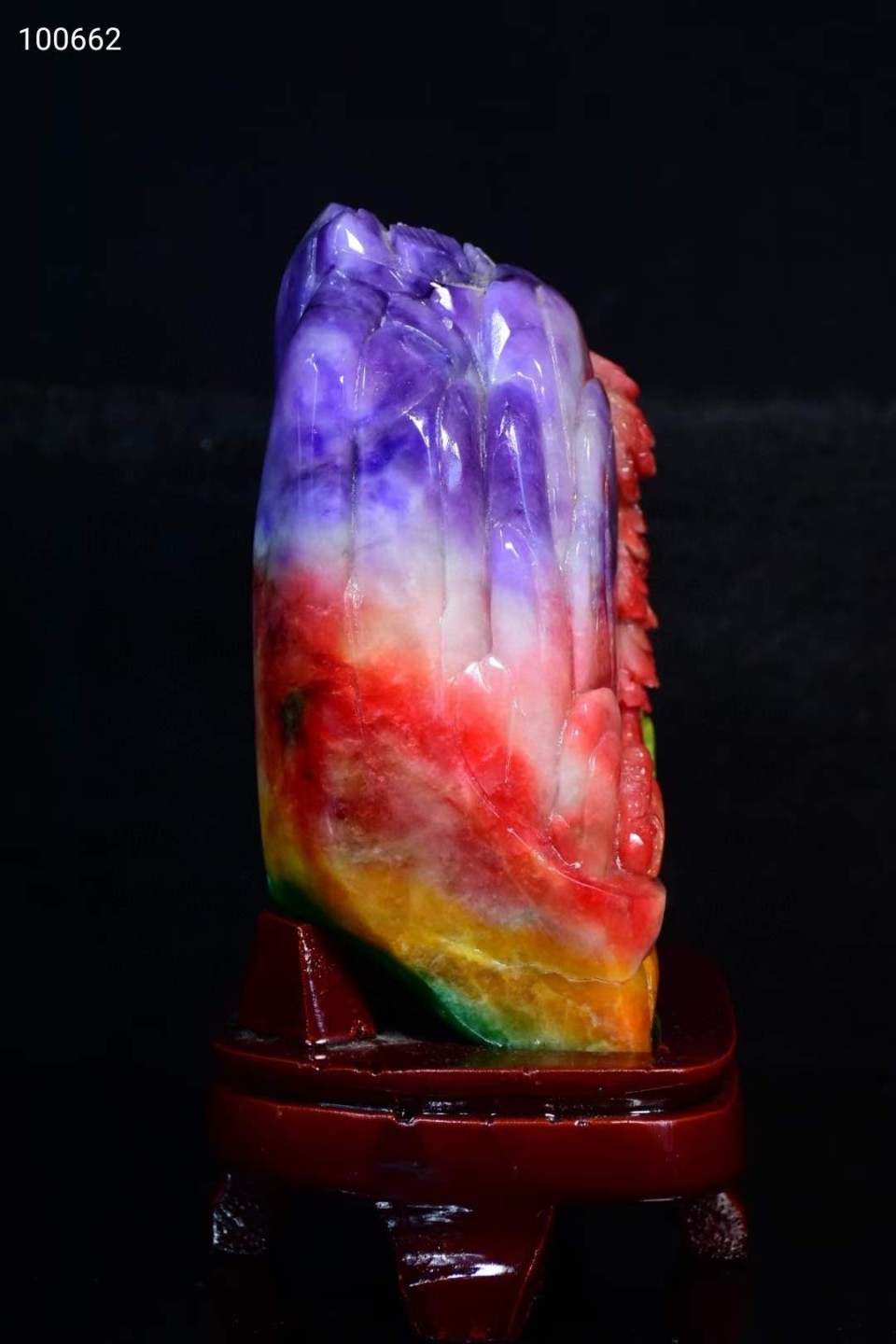 冰种四彩翡翠雕刻山水人物摆件，翠质冰透，雕刻精美，纯手工雕刻，是一整块翡翠原石雕刻而成，品相如图 冰种四彩翡翠雕刻山水人物摆件，翠质冰透，雕刻精美，纯手工雕刻，是一整块翡翠原石雕刻而成，品相如图