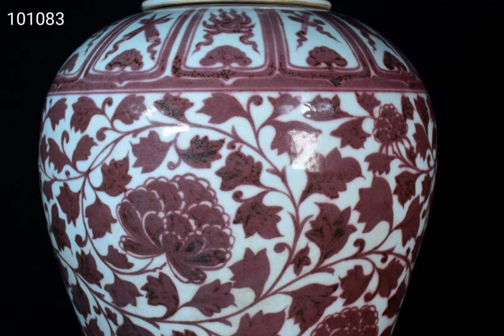 大明宣德年制釉里红花卉梅瓶一对，器型规整精致，釉水肥厚，发色纯正