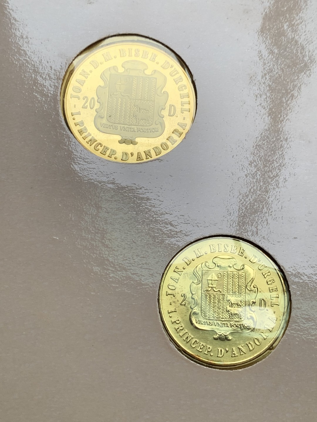 《竞宝斋》第151场-周日，周一，周四 3场 (全场包邮) 卡装 安道尔1987年 网球 2和20第纳尔 其中大个的是银币 16克 90%银