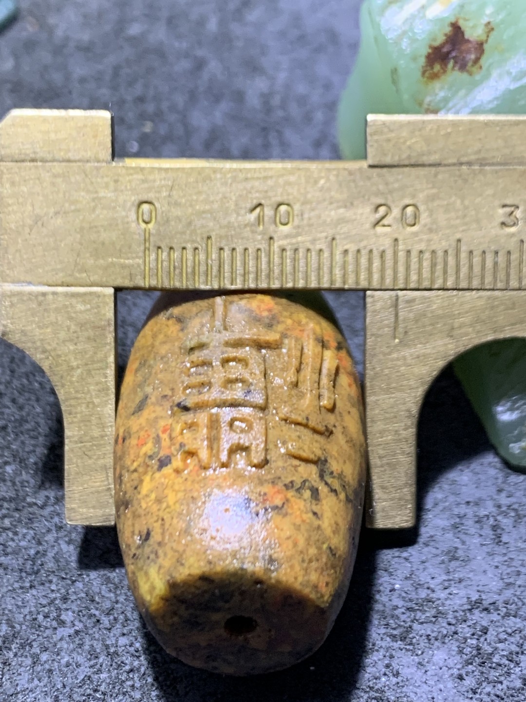 精美亚光黄金草花纹战国红玛瑙手工雕刻禅字大桶珠一颗！