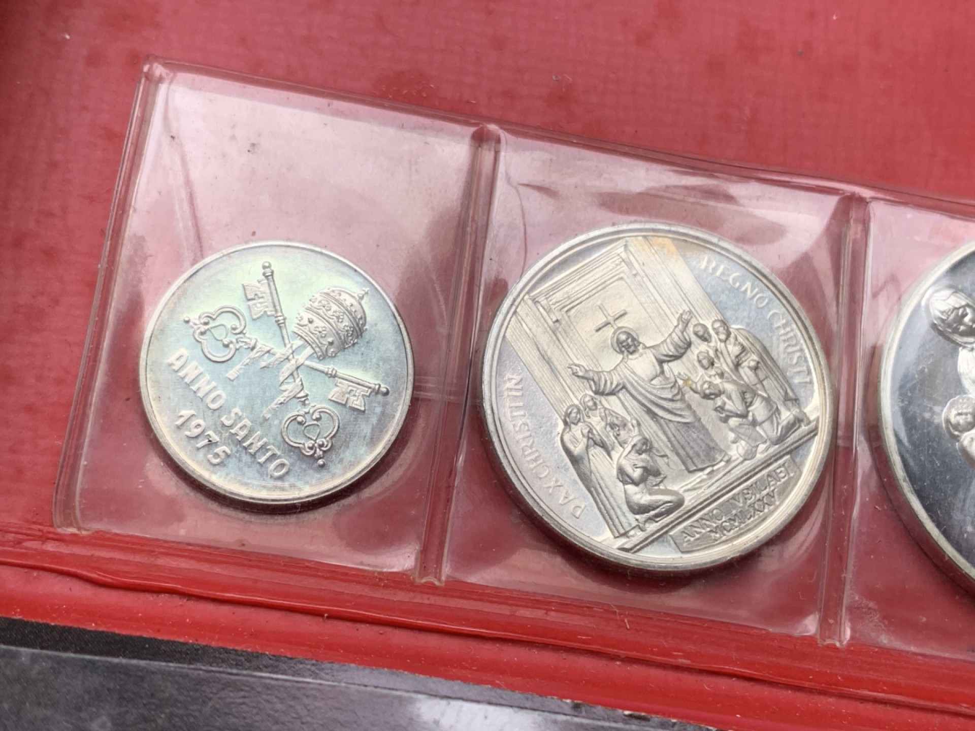 《竞宝斋》第151场-周日，周一，周四 3场 (全场包邮) 钱包装 梵蒂冈1975年 印章一组三枚 精制 没见过梵蒂冈的套章 都是80%银