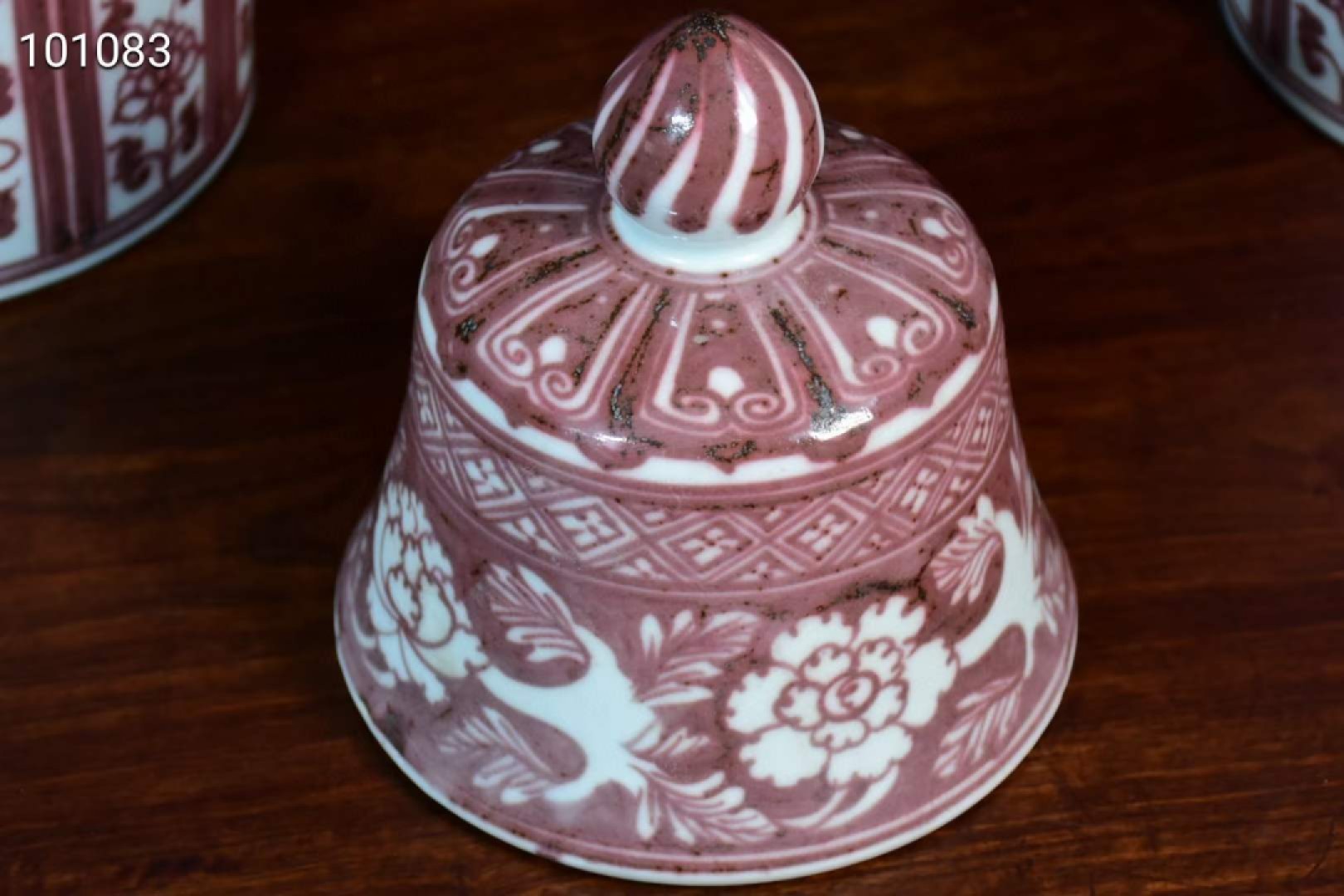 大明宣德年制釉里红花卉梅瓶一对，器型规整精致，釉水肥厚，发色纯正