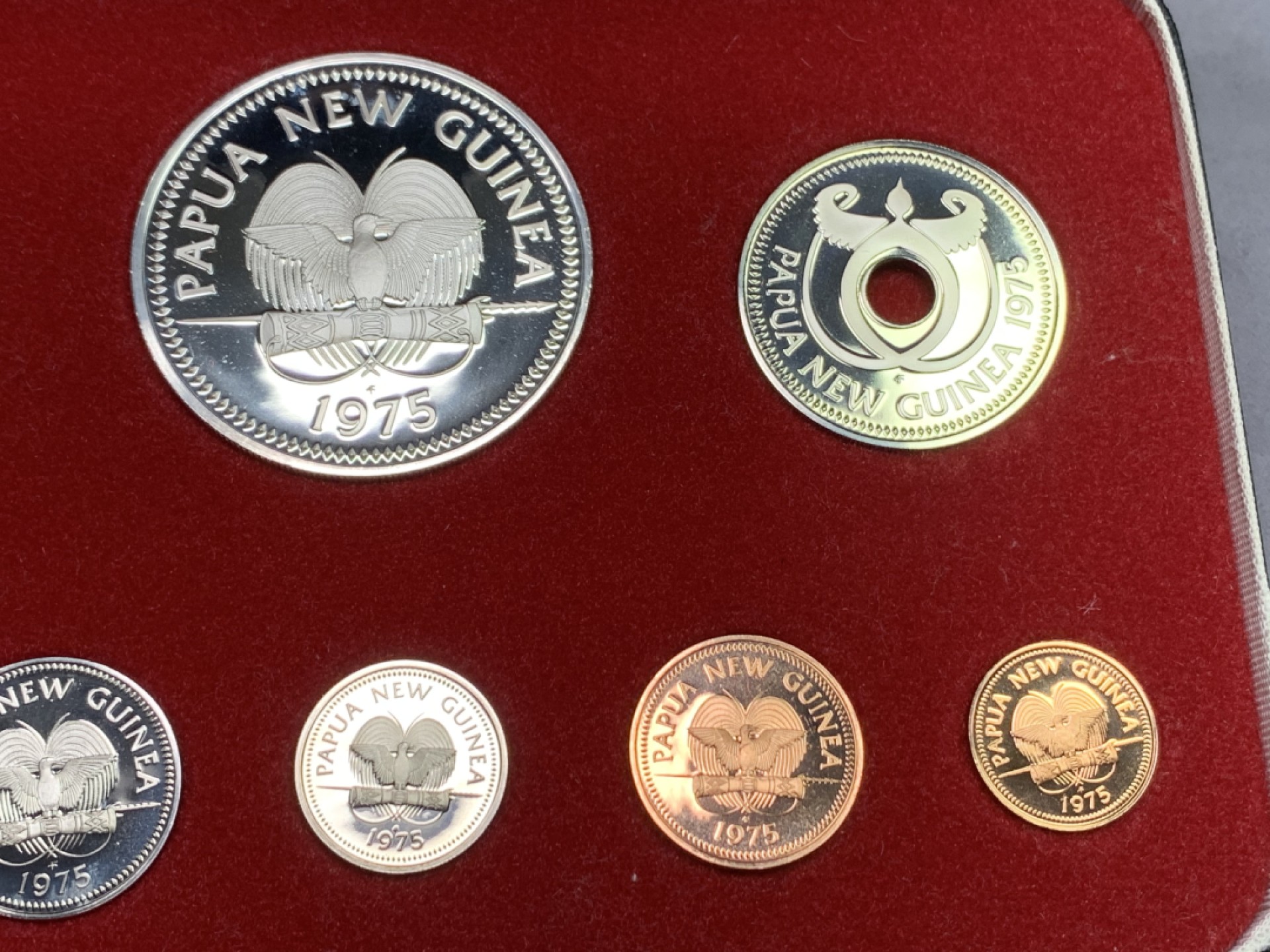 《竞宝斋》第151场-周日，周一，周四 3场 (全场包邮) 原盒 巴布亚新几内亚 1975年 八枚套 其中5和10元是大银币
