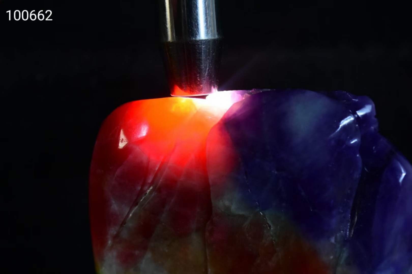 冰种四彩翡翠雕刻山水人物摆件，翠质冰透，雕刻精美，纯手工雕刻，是一整块翡翠原石雕刻而成，品相如图 冰种四彩翡翠雕刻山水人物摆件，翠质冰透，雕刻精美，纯手工雕刻，是一整块翡翠原石雕刻而成，品相如图