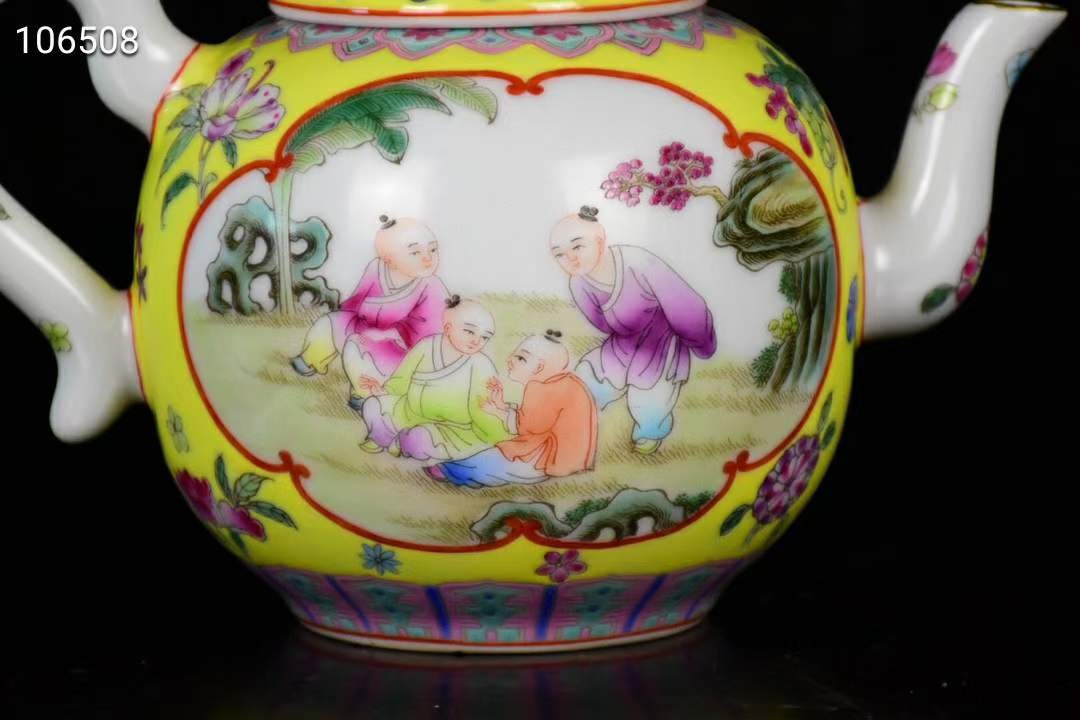 大清雍正年制珐琅彩开光人物茶壶，器型规整精致，画工精细，纯手绘画工 大清雍正年制珐琅彩开光人物茶壶，器型规整精致，画工精细，纯手绘画工