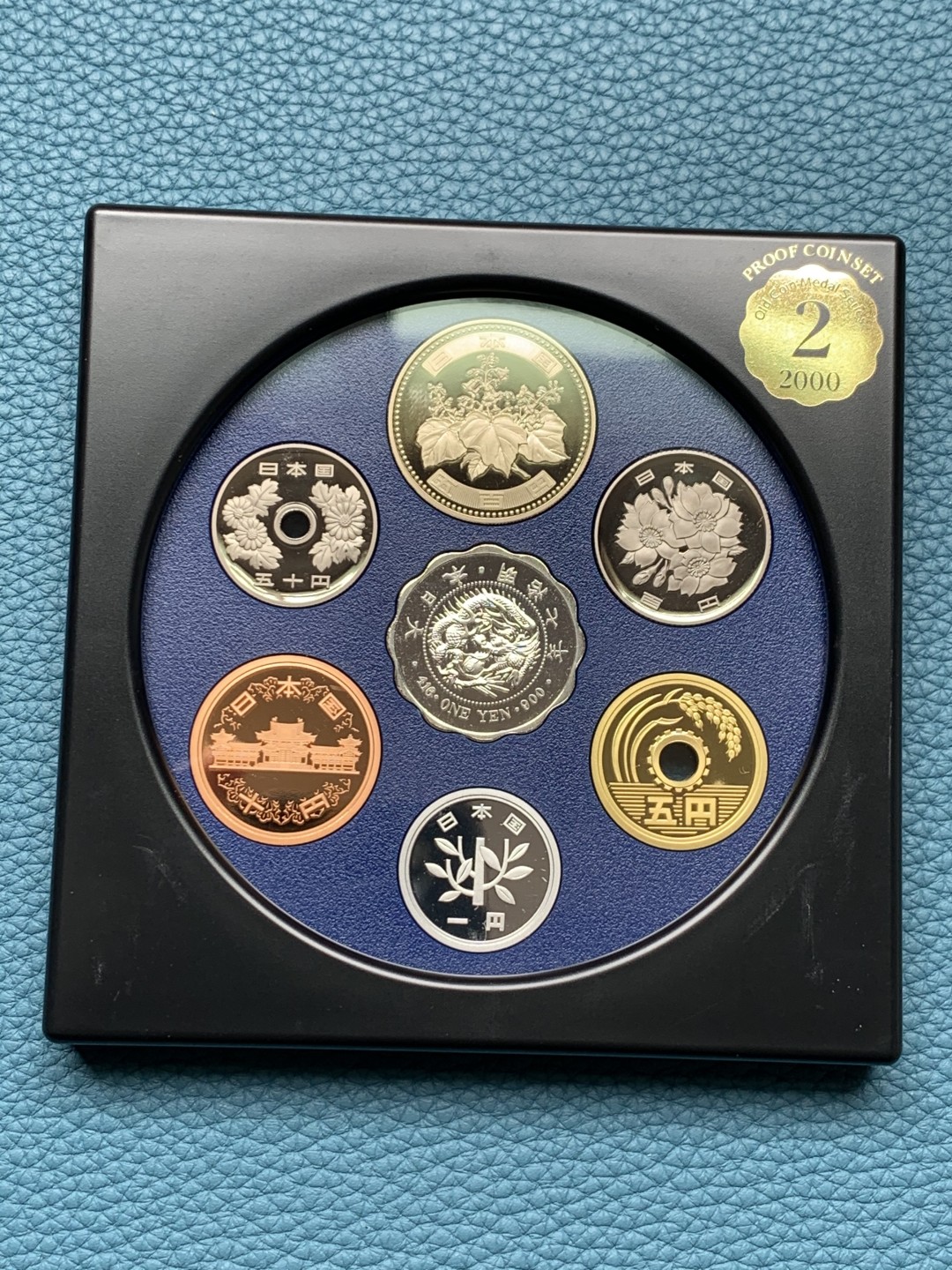 《竞宝斋》第151场-周日，周一，周四 3场 (全场包邮) 日本2000年精制套币含一枚镀金银章