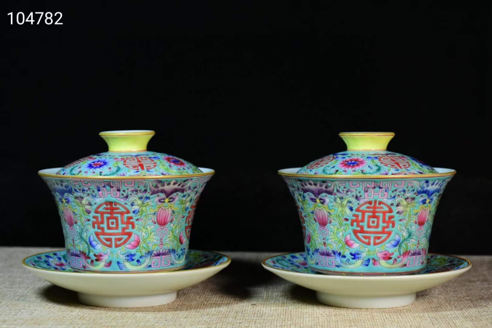 旧藏大清乾隆年制珐琅彩花卉茶杯一对，器型规整精致，发色纯正，纯手绘画工，品相完美， 旧藏大清乾隆年制珐琅彩花卉茶杯一对，器型规整精致，发色纯正，纯手绘画工，品相完美，