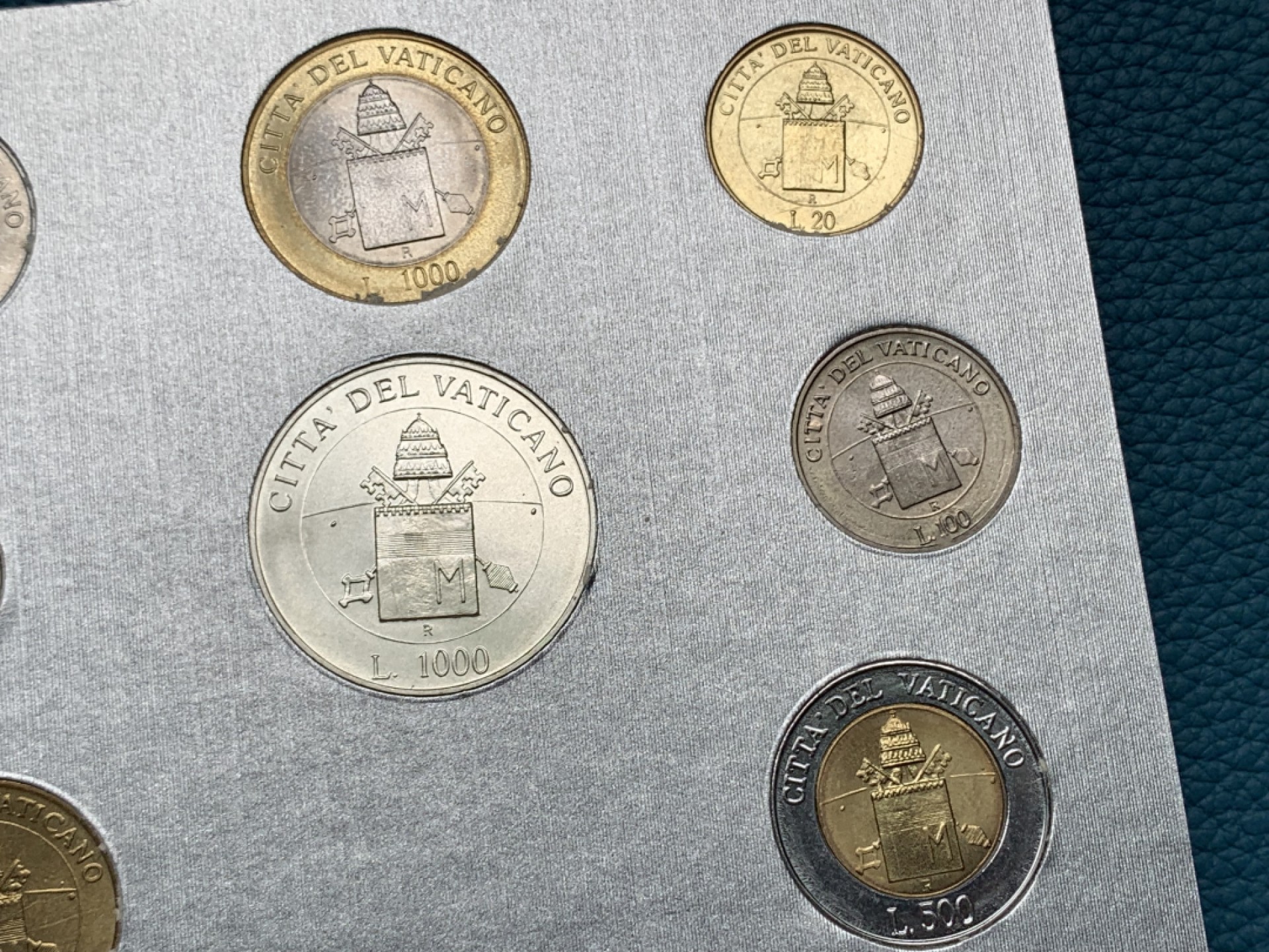 《竞宝斋》第151场-周日，周一，周四 3场 (全场包邮) 卡装 梵蒂冈2000年 千禧年纪念 八枚套 其中1000里拉是银币