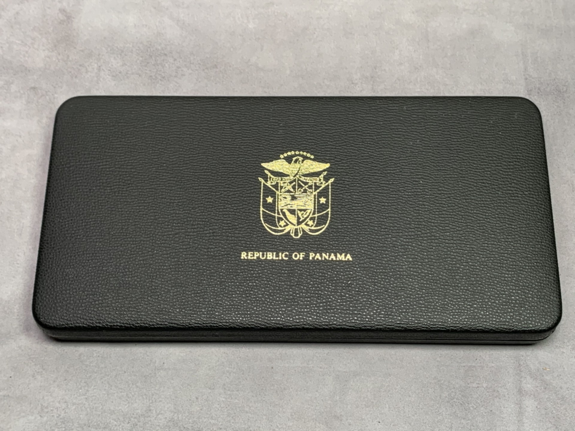 《竞宝斋》第151场-周日，周一，周四 3场 (全场包邮) 原盒 巴拿马1975年 九枚套精制币 1元26.73克/5元35.12克/20元129.59克都是92.5%银 