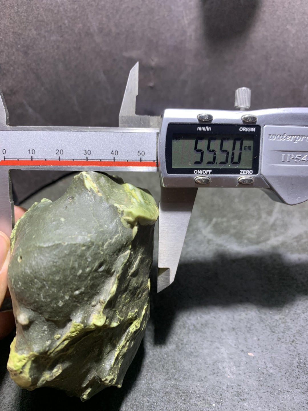 精美戈壁绿风凌石原石摆件.（把件）一块，