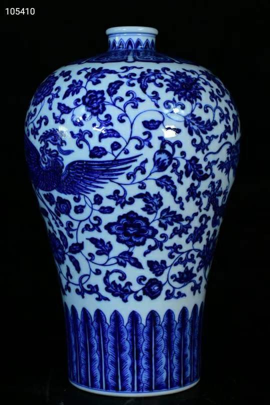 旧藏大清乾隆年制青花龙纹梅瓶，器型规整精致，青花发色深沉纯正，纯手绘画工，品相完美如图 旧藏大清乾隆年制青花龙纹梅瓶，器型规整精致，青花发色深沉纯正，纯手绘画工，品相完美如图