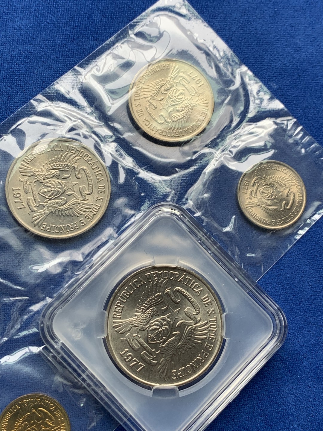《竞宝斋》第151场-周日，周一，周四 3场 (全场包邮) 圣多美和普林西比1977年全套6枚，5枚清年份密封套币BU品质+1枚BU绝品，铸量少
