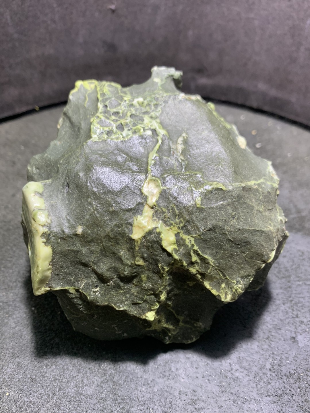 精美戈壁绿风凌石原石摆件.（把件）一块，