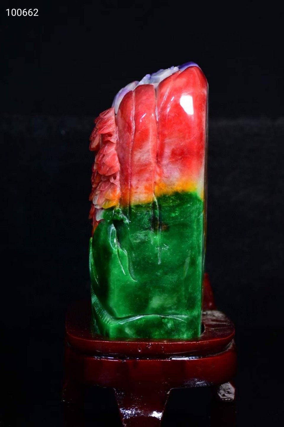 冰种四彩翡翠雕刻山水人物摆件，翠质冰透，雕刻精美，纯手工雕刻，是一整块翡翠原石雕刻而成，品相如图 冰种四彩翡翠雕刻山水人物摆件，翠质冰透，雕刻精美，纯手工雕刻，是一整块翡翠原石雕刻而成，品相如图