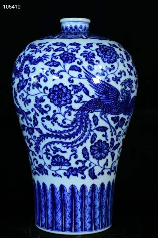 旧藏大清乾隆年制青花龙纹梅瓶，器型规整精致，青花发色深沉纯正，纯手绘画工，品相完美如图 旧藏大清乾隆年制青花龙纹梅瓶，器型规整精致，青花发色深沉纯正，纯手绘画工，品相完美如图