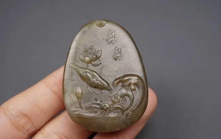 ｜冷门出品｜精选专拍·第贰拾捌场· 苏工和田玉 荷花玉牌挂件