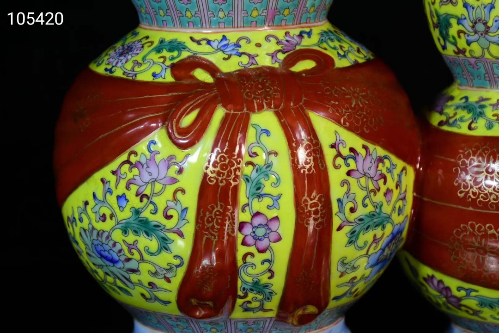 旧藏大清乾隆年制珐琅彩链体包袱葫芦瓶，造型独特，器型规整精致，品相完美如图 旧藏大清乾隆年制珐琅彩链体包袱葫芦瓶，造型独特，器型规整精致，品相完美如图