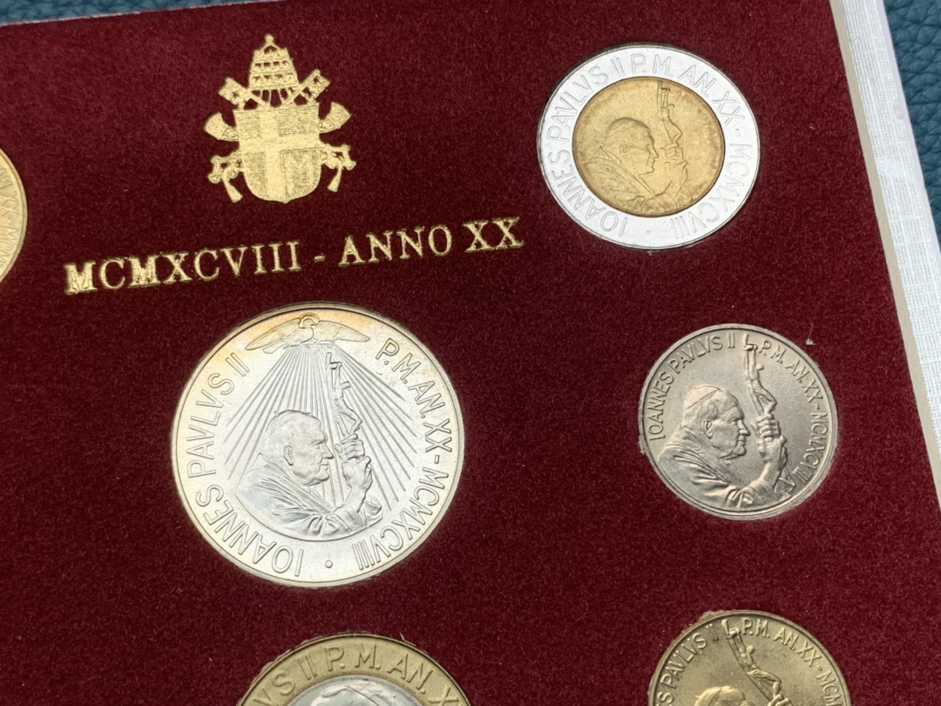 《竞宝斋》第151场-周日，周一，周四 3场 (全场包邮) 卡装 梵蒂冈1998年  八枚套 千禧年纪念 其中500+1000里拉都是银币 BU品