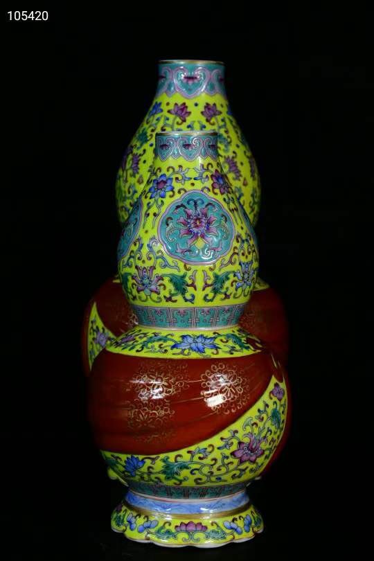 旧藏大清乾隆年制珐琅彩链体包袱葫芦瓶，造型独特，器型规整精致，品相完美如图 旧藏大清乾隆年制珐琅彩链体包袱葫芦瓶，造型独特，器型规整精致，品相完美如图