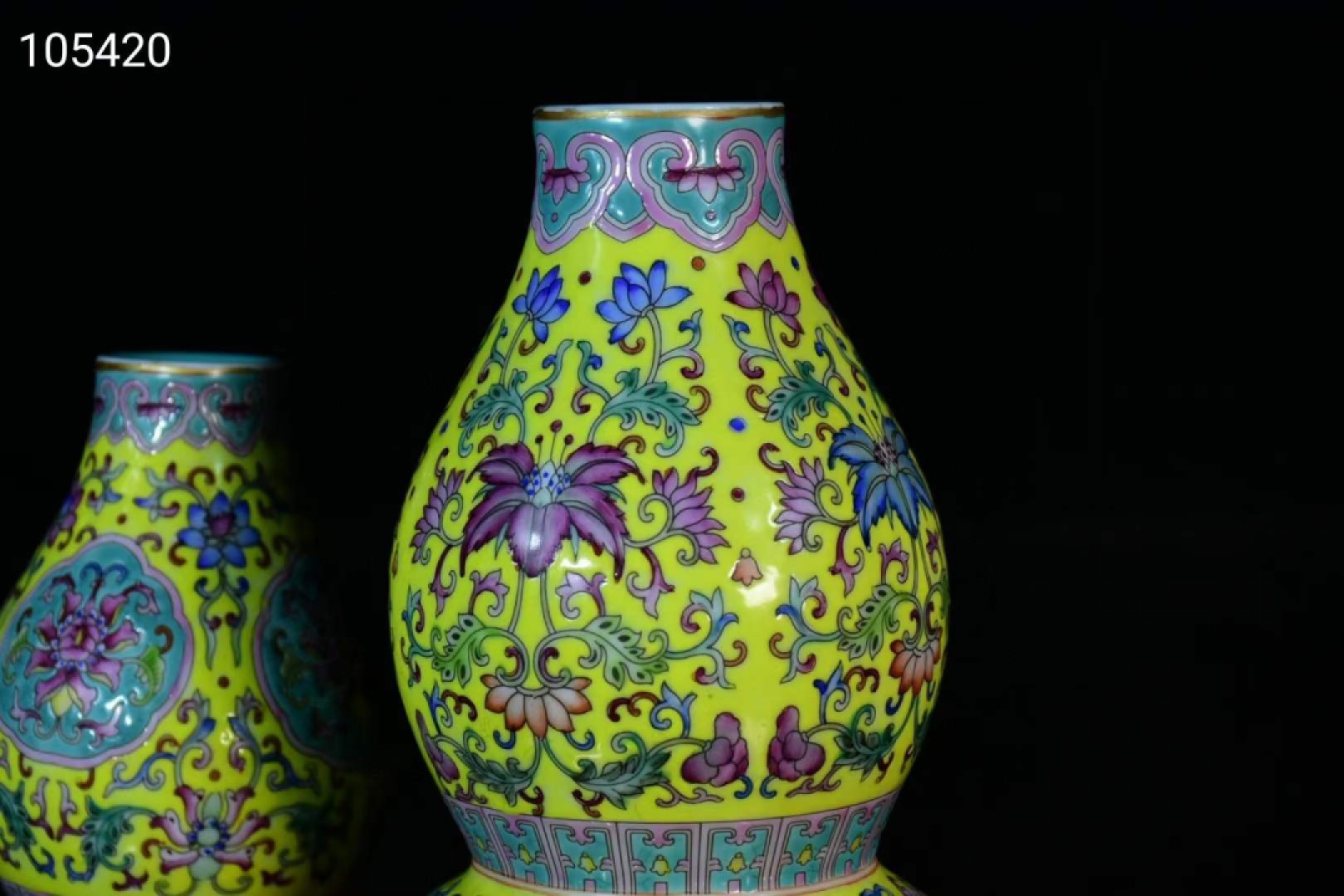 旧藏大清乾隆年制珐琅彩链体包袱葫芦瓶，造型独特，器型规整精致，品相完美如图 旧藏大清乾隆年制珐琅彩链体包袱葫芦瓶，造型独特，器型规整精致，品相完美如图