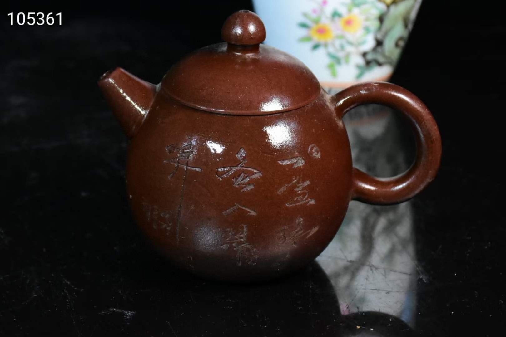 旧藏大清乾隆年制粉彩花鸟瓶，画工精细，发色纯正，纯手绘画工，紫砂茶壶，寿山石印章一箱，保存完美， 旧藏大清乾隆年制粉彩花鸟瓶，画工精细，发色纯正，纯手绘画工，紫砂茶壶，寿山石印章一箱，保存完美，