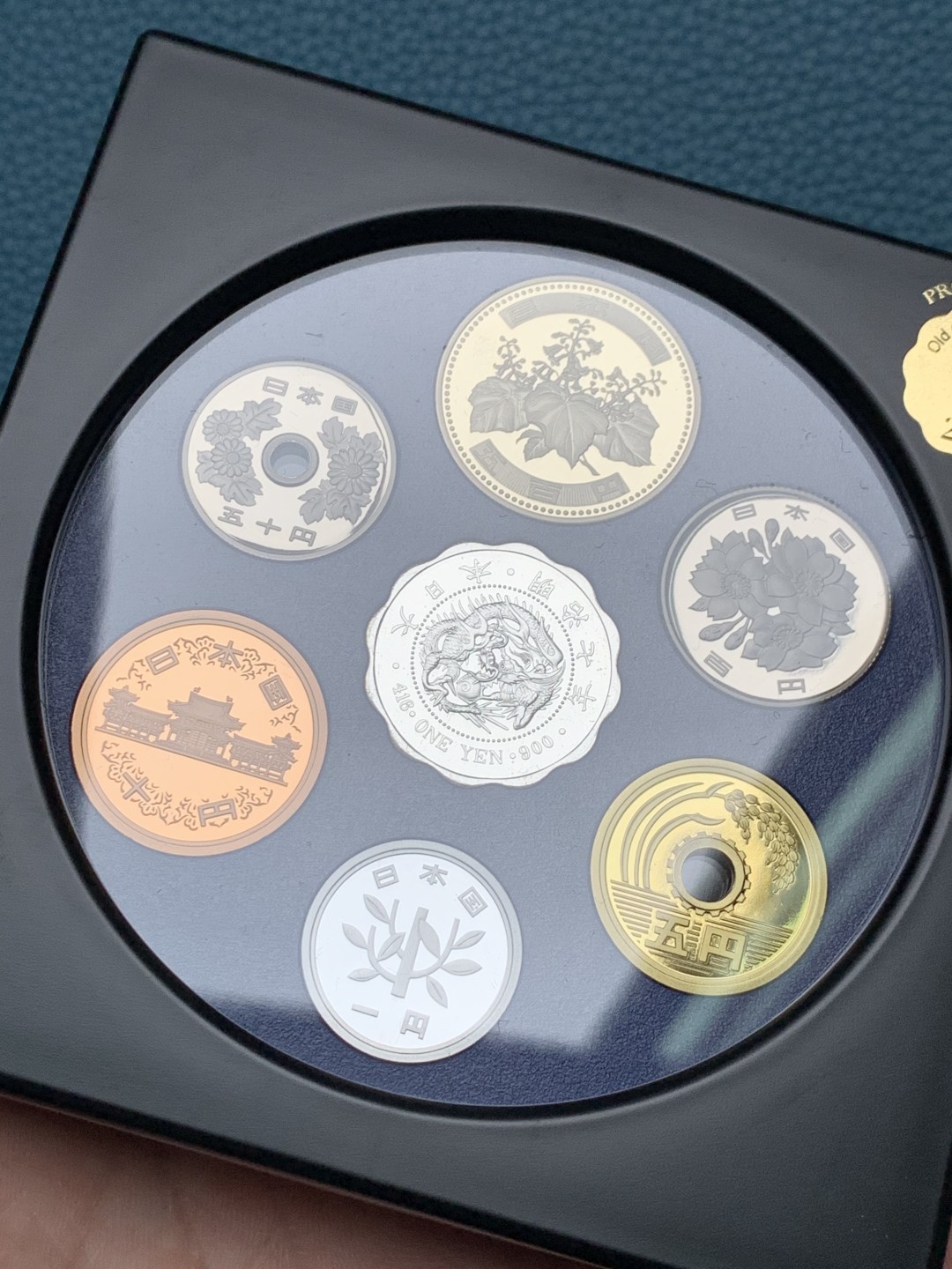 《竞宝斋》第151场-周日，周一，周四 3场 (全场包邮) 日本2000年精制套币含一枚镀金银章