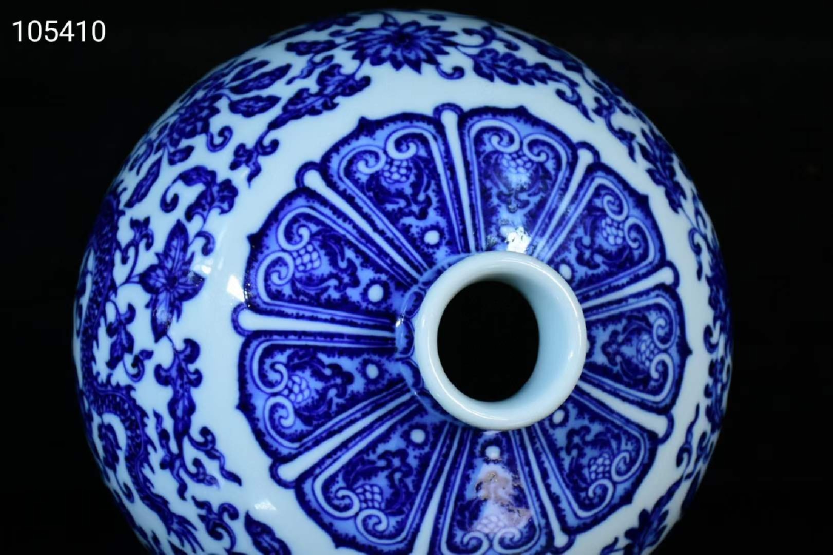 旧藏大清乾隆年制青花龙纹梅瓶，器型规整精致，青花发色深沉纯正，纯手绘画工，品相完美如图 旧藏大清乾隆年制青花龙纹梅瓶，器型规整精致，青花发色深沉纯正，纯手绘画工，品相完美如图