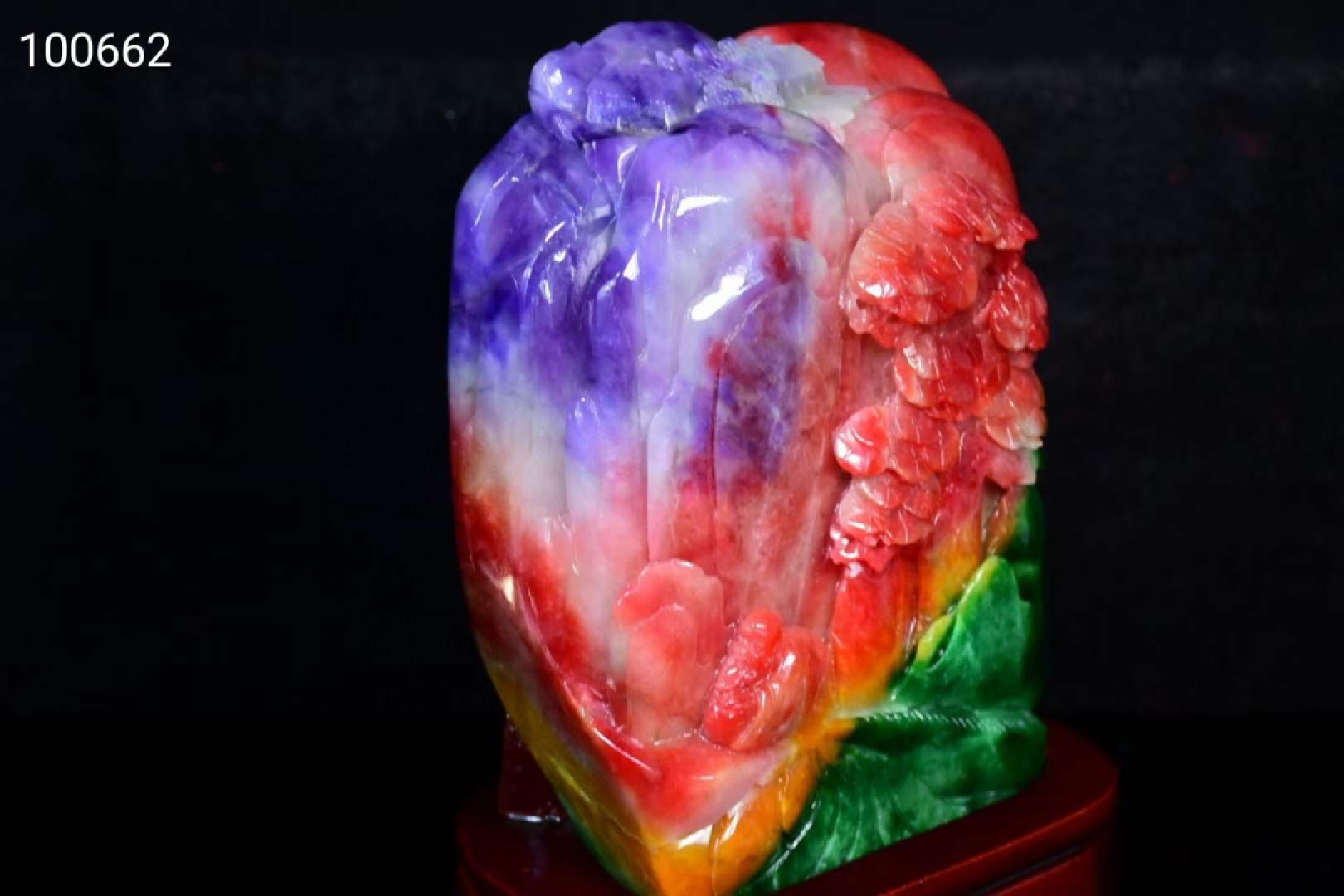 冰种四彩翡翠雕刻山水人物摆件，翠质冰透，雕刻精美，纯手工雕刻，是一整块翡翠原石雕刻而成，品相如图 冰种四彩翡翠雕刻山水人物摆件，翠质冰透，雕刻精美，纯手工雕刻，是一整块翡翠原石雕刻而成，品相如图