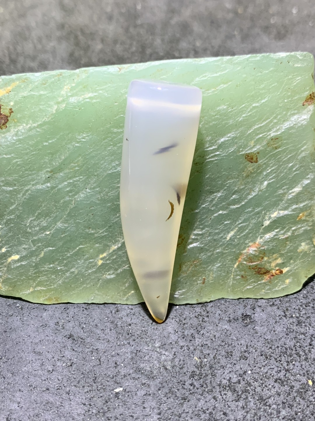 精美高玉化冰透草花纹海洋玉髓随形牙形吊坠一个！