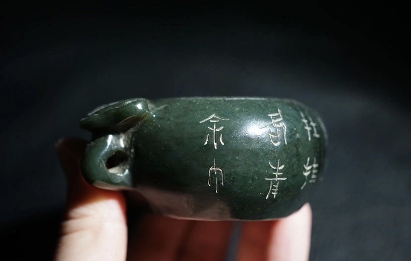 ｜冷门出品｜精选专拍·第贰拾捌场· 明清工老和田玉青玉刻花如意头玉杯文房摆件