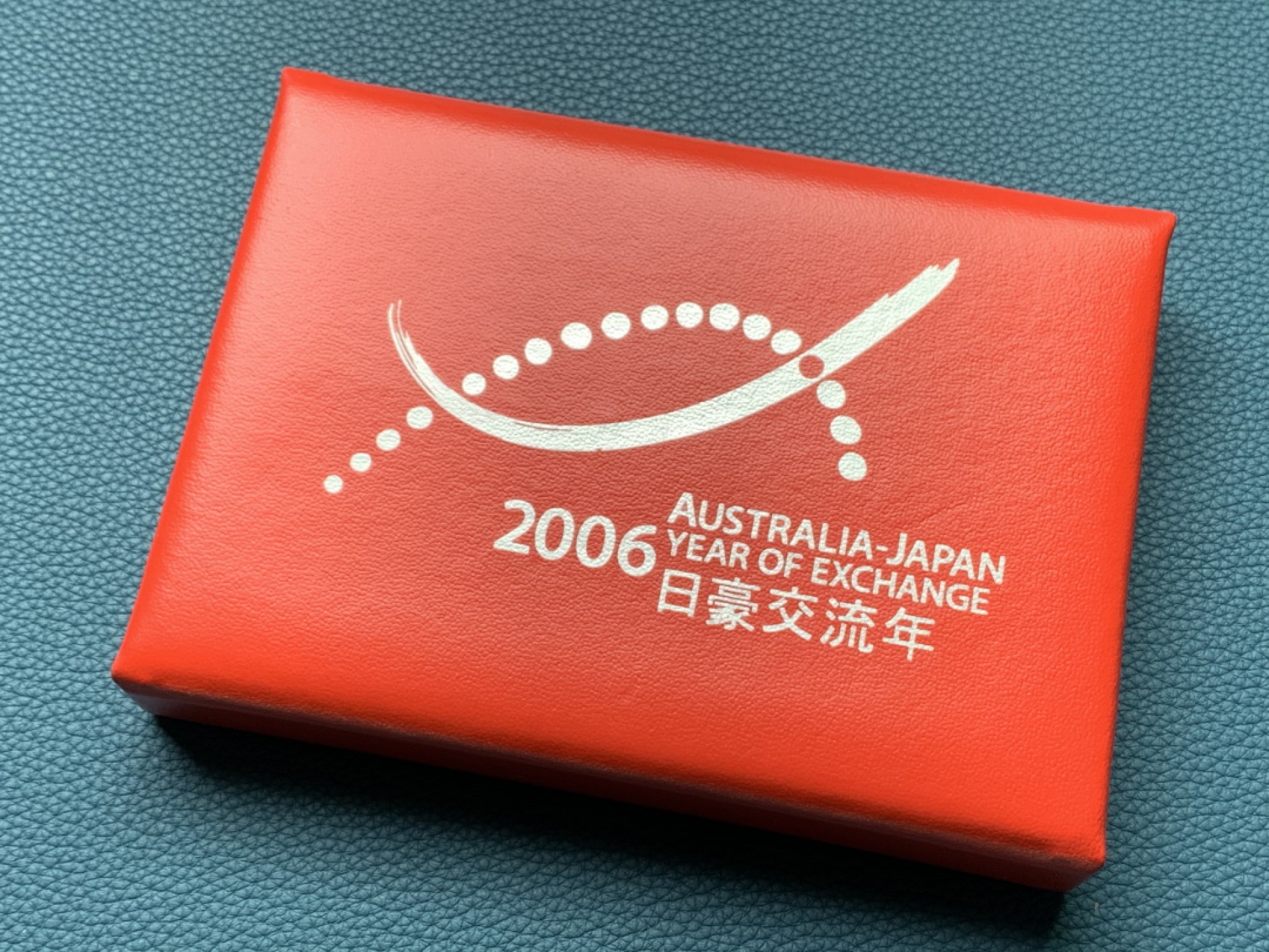 《竞宝斋》第151场-周日，周一，周四 3场 (全场包邮) 日本2006年日澳交流年精制套币含澳大利亚袋鼠1盎司银币