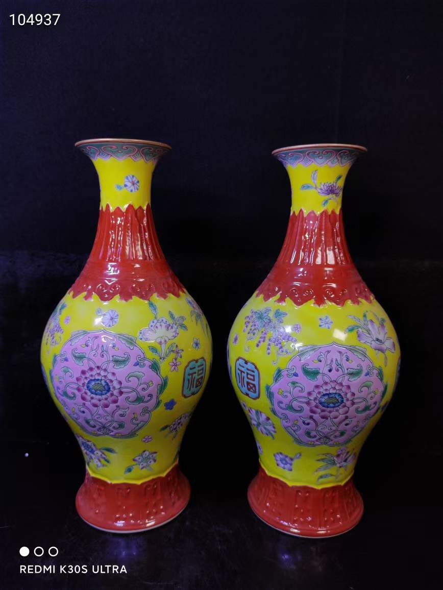 旧藏大清雍正年制珐琅彩福字观音瓶一对， 旧藏大清雍正年制珐琅彩福字观音瓶一对，