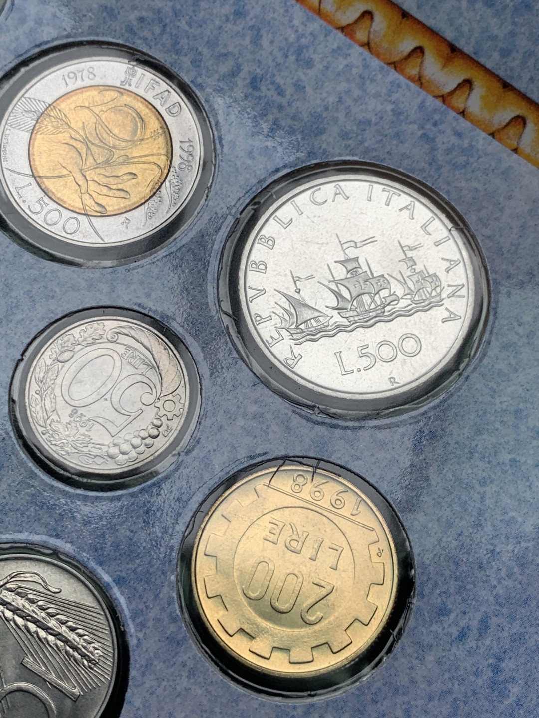 《竞宝斋》第151场-周日，周一，周四 3场 (全场包邮) 意大利1998年套币，含2枚银币，册子很大