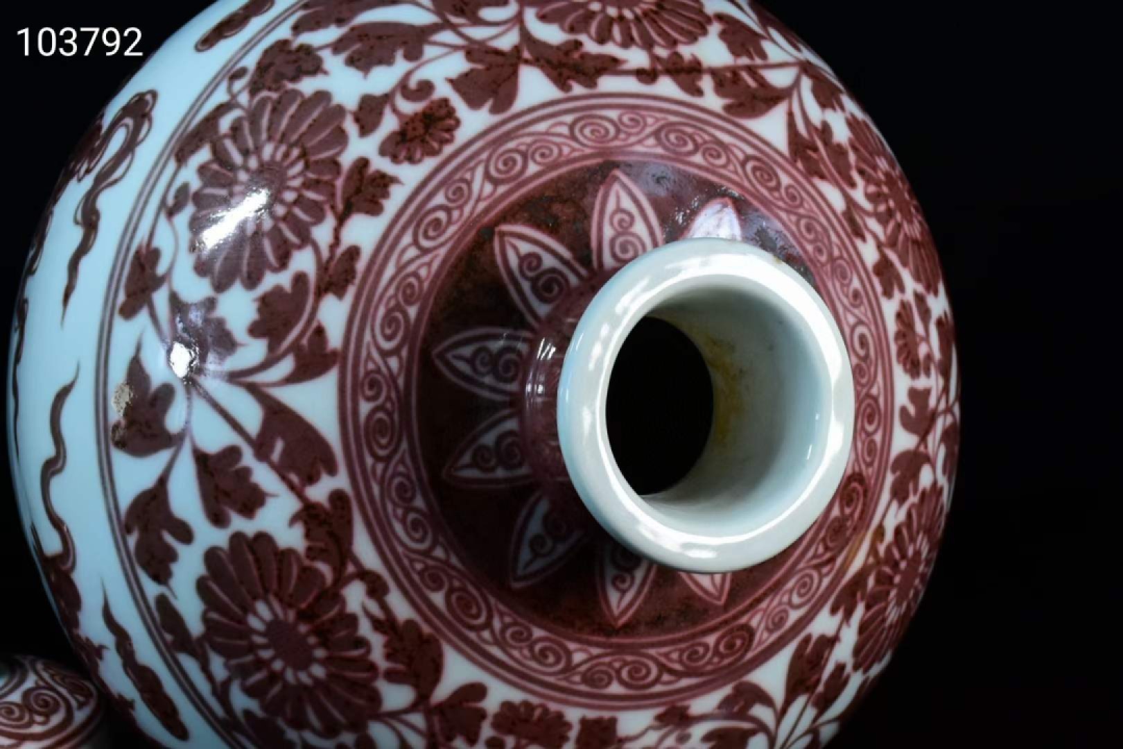 旧藏大明宣德年制釉里红龙纹梅瓶一对，画工精细，发色纯正，纯手绘画工，品相完美