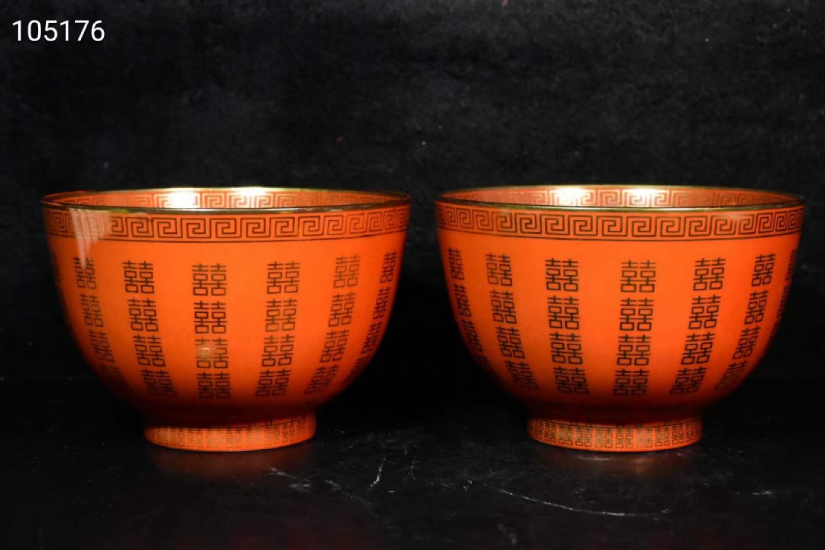 旧藏回流珊瑚釉喜字描金碗一对，燕喜同和”是取自国宝，帝后大婚瓷器的款识、是典型的大清同治时期的官窑瓷器、燕喜意为喜庆之宴会，宴印喜乐，同和意为吉祥和谐意喻都特别好。釉水肥厚，发色纯正、品相完美 旧藏回流珊瑚釉喜字描金碗一对，燕喜同和”是取自国宝，帝后大婚瓷器的款识、是典型的大清同治时期的官窑瓷器、燕喜意为喜庆之宴会，宴印喜乐，同和意为吉祥和谐意喻都特别好。釉水肥厚，发色纯正、品相完美