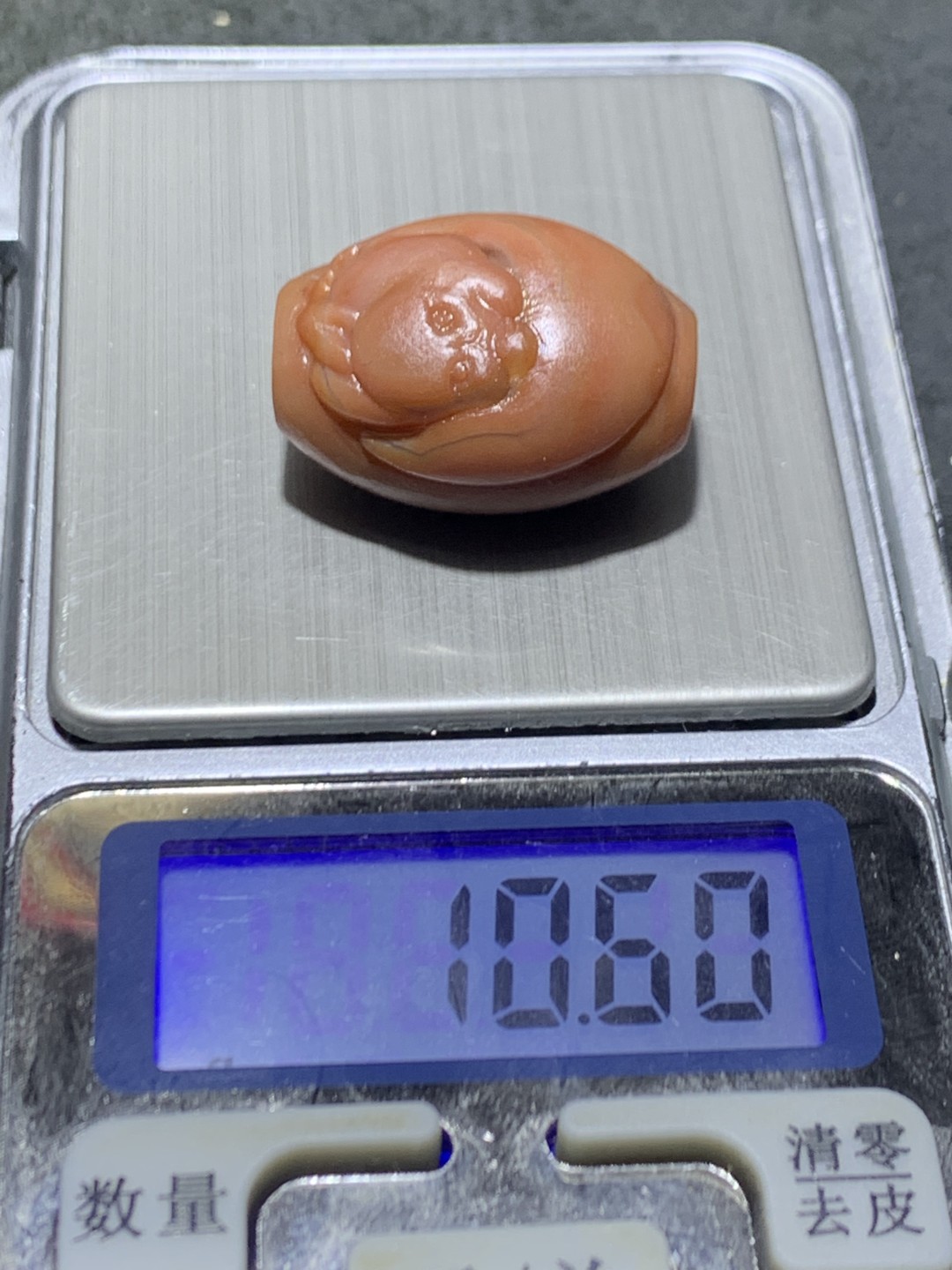 精美亚光战国红玛瑙手工雕刻抱月萌兔勒子一颗！