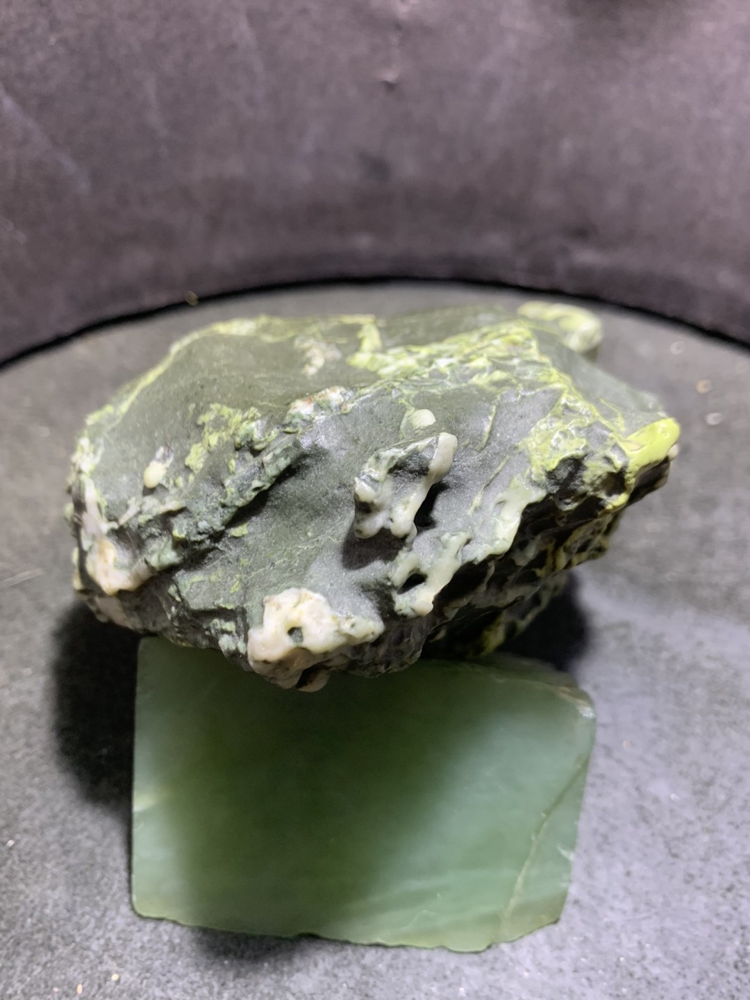 精美戈壁绿风凌石原石摆件.（把件）一块，