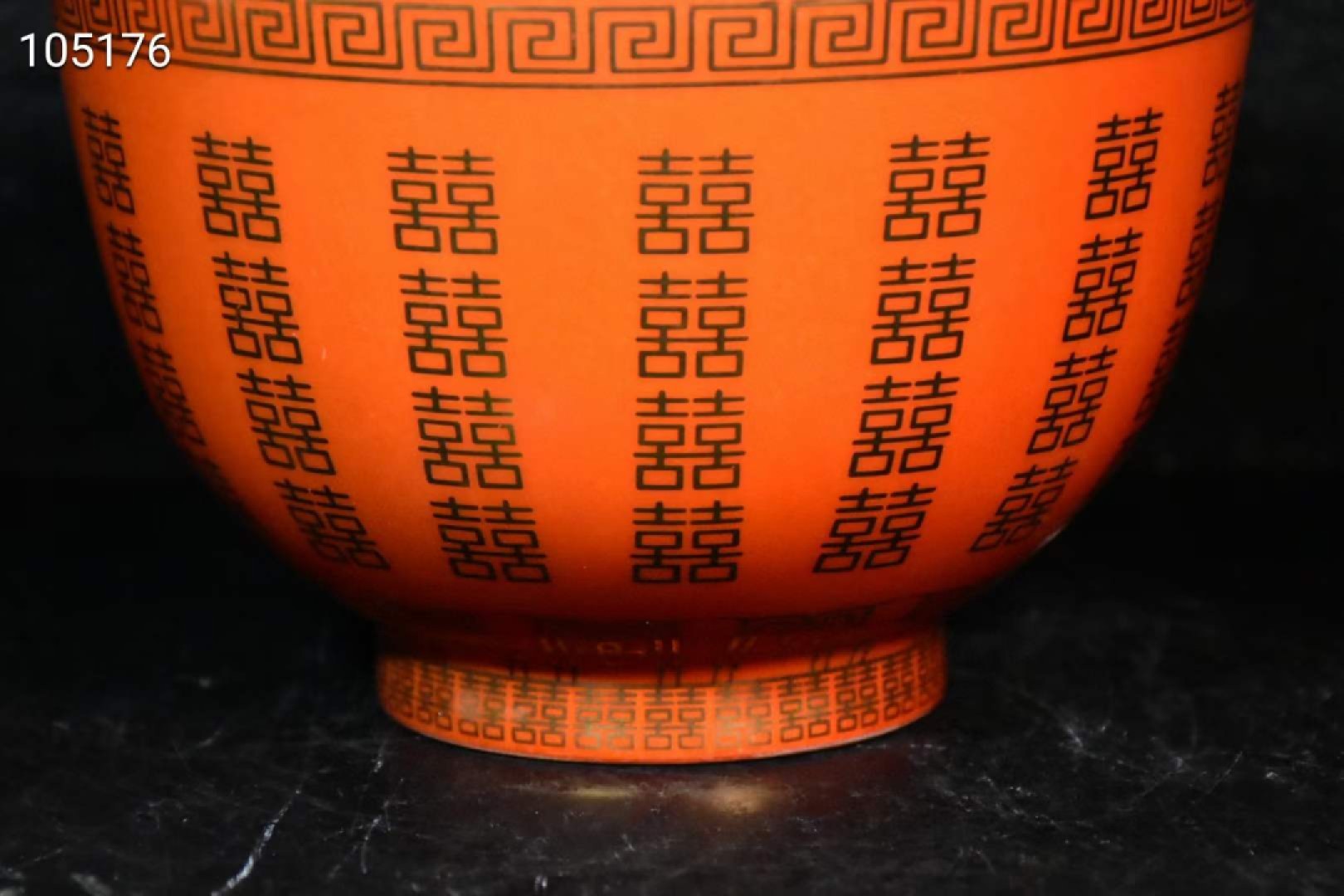 旧藏回流珊瑚釉喜字描金碗一对，燕喜同和”是取自国宝，帝后大婚瓷器的款识、是典型的大清同治时期的官窑瓷器、燕喜意为喜庆之宴会，宴印喜乐，同和意为吉祥和谐意喻都特别好。釉水肥厚，发色纯正、品相完美 旧藏回流珊瑚釉喜字描金碗一对，燕喜同和”是取自国宝，帝后大婚瓷器的款识、是典型的大清同治时期的官窑瓷器、燕喜意为喜庆之宴会，宴印喜乐，同和意为吉祥和谐意喻都特别好。釉水肥厚，发色纯正、品相完美